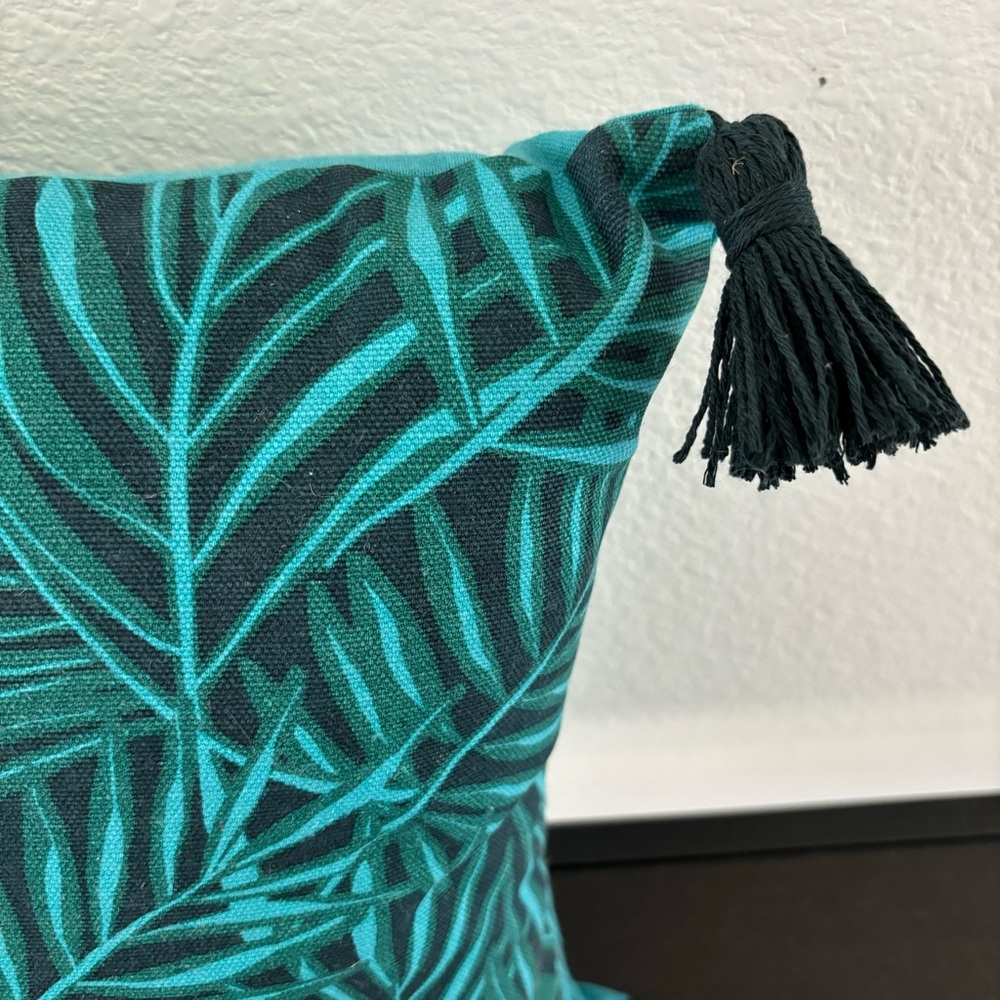 ❌SOLD❌ NWT Set of 3 Palm Leaf Print Tropical Tasseled Accent Pillows Teal Black - Picture 4 of 10